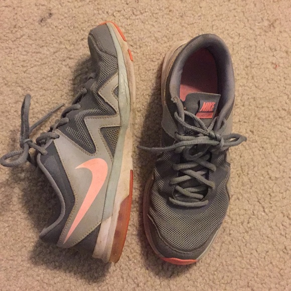 Nike tennis shoes - Picture 2 of 3